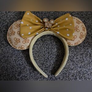 Disney’s - 🥨 Pretzel -  Mickey Mouse ears